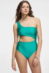 Malla enteriza color verde esmeralda, de un solo hombro con diseño cut-out en la cintura.