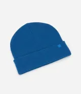 Gorro de punto tejido con borde plegado y etiqueta pequeña aplicada en el frente.