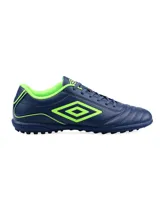 Championes de fútbol Umbro modelo Classico III TF, color azul marino con detalles en verde neón. Presentan diseño con cordones, suela con tapones pequeños para césped sintético y logo de la marca en el lateral.