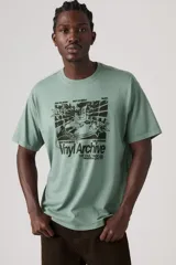 Remera verde militar de corte relajado, manga corta y cuello redondo, con estampa frontal en negro con temática de vinilos y estilo vintage.