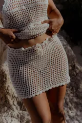 Minifalda tejida a crochet en hilo de algodón color crudo, con cintura ajustable.
