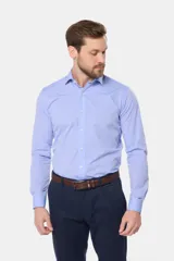 Camisa de vestir celeste con microestampado, de manga larga, confeccionada en tela importada 60% algodón y 40% poliéster.