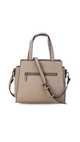 Cartera de mano y hombro color negro, de material símil cuero con textura granulada. Diseño estructurado con asas superiores y correa ajustable y desmontable para llevar cruzada. Presenta un pequeño aplique rectangular con logo en la parte frontal inferior.