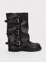 Bota de caña media color negro efecto cuero, con diseño biker, tres tiras regulables con hebillas metálicas plateadas y suela robusta con costuras pespunteadas.