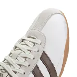 Championes Adidas Tokyo de inspiración retro, con capellada blanca de nylon, detalles en marrón y suela de caucho.