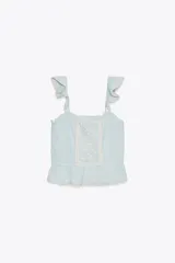 Top celeste con escote recto, tirantes con volantes y bordado floral en el centro.