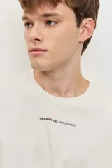 Remera marrón oversize de manga corta, con cuello redondo y pequeños estampados blancos en el pecho.