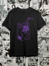 Remera negra con estampado de una caja de jugo con la frase "Self Love Juice 100%" en color violeta.