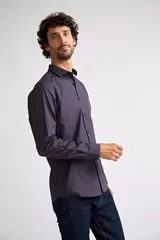 Camisa clásica de hombre, color rosa con microestampado, de corte slim, manga larga y logo bordado en el pecho.