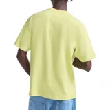 Remera de algodón color amarillo pastel con cuello redondo y mangas cortas. Presenta un estampado gráfico central en forma de óvalo con el logo de la marca en estilo 3D.