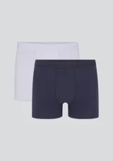 Pack de dos calzoncillos tipo bóxer ajustados, uno en color blanco y otro en azul marino, con cintura elástica ancha.