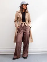 Pantalón wide leg de tiro alto con estampado animal print en tonos marrones. Presenta pretina ancha, cierre frontal con broche y bolsillos laterales aplicados.