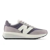 Championes urbanos New Balance modelo 370, con diseño en tonos gris y violeta, confeccionados en una combinación de gamuza y material textil, con el logo 'N' característico en los laterales y suela de plataforma.
