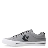 Championes urbanos Converse Casual OX Classic, color gris, con logo de estrella y galón en negro, cordones negros y suela blanca con línea negra.