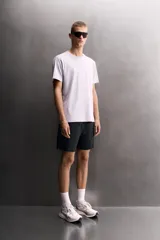 Short deportivo Zara Athleticz de tejido técnico ligero y elástico en color celeste, con cintura elástica ajustable, bolsillos frontales, aberturas laterales en el bajo y detalle de logo estampado.