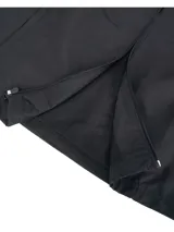 Campera deportiva Under Armour Rivl Wvn Windbreaker, color negro, con capucha, cierre frontal completo y bolsillos laterales con cremallera. Incluye el logo de la marca estampado en blanco en el pecho.