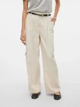 Pantalón cargo wide leg de tiro medio color beige, confeccionado en mezcla de poliéster, viscosa y lino. Cuenta con bolsillos laterales tipo cargo en las piernas y pinzas en la parte delantera.