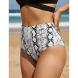 Bikini de dos piezas con corpiño negro tipo crop top con diseño cruzado y bombacha de tiro alto con estampado animal print de leopardo.