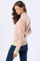 Buzo tejido combinado de color beige, con cuello alto, medio cierre metálico y puños y ruedo acanalados en tono tostado.
