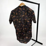 Camisa de algodón estampada en tonos marrón y tierra, con cuello mao y manga corta.