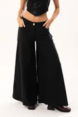 Pantalón de tiro medio con corte súper acampanado, confeccionado en gabardina con spandex. Presenta bolsillos delanteros y traseros, con cierre frontal de cremallera y botón.