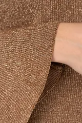 Suéter de punto con cuello perkins, color dorado con acabado brillante, de manga larga con puños acampanados y diseño de corte recto.