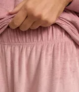 Pijama largo de dos piezas confeccionado en plush, compuesto por una blusa de manga larga con cuello redondo y un pantalón con cintura elástica y puños ajustados en los tobillos.