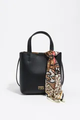 Pañuelo de poliéster reciclado con diseño estampado combinando animal print y detalles gráficos, con un charm metálico en forma de corazón.