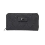 Billetera rectangular tipo fichero color negro, con diseño acolchado de costuras en forma de rombos y cierre perimetral. Presenta una placa metálica frontal con el logo XL.