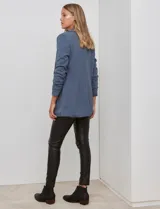 Blazer blanco de crepe, marca BBJ, con cuello solapa, bolsillos delanteros y mangas tres cuartos con frunce. Cuenta con forro interno y diseño abierto al frente.