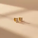 Aros tipo caravanas de plata 925 con baño de oro, con diseño rectangular y engarce de circonia en cuatro puntas.