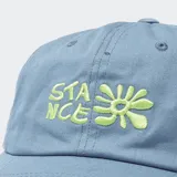 Gorra azul de algodón con logo de la marca bordado en verde en el frente.
