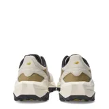 Championes New Balance Tektrel para mujer, en color beige con detalles en mostaza y negro, diseñados para trail running y actividades al aire libre.