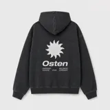 Canguro con capucha de color negro con efecto lavado, manga larga y bolsillo frontal tipo canguro. Presenta un pequeño estampado gráfico en el pecho con el logo de la marca.