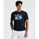 Remera de hombre azul marino de corte clásico, con cuello redondo y mangas cortas. Presenta un estampado rectangular con bloques de color naranja, celeste y blanco, con el texto "Original Penguin" y el logo del pingüino.