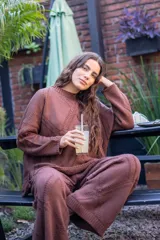 Sweater tejido con diseño de rombos geométricos en relieve, de cuello redondo y manga larga con silueta amplia.