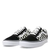 Championes Vans modelo Old Skool, con diseño clásico de tablero de ajedrez en los laterales y puntera de gamuza negra. Presentan la icónica franja lateral blanca, cordones blancos y suela de goma vulcanizada con patrón waffle.