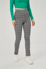 Calza larga estampada con cintura alta.