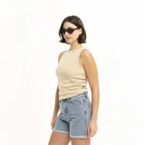 Musculosa gris de punto canalé con cuello redondo y logo estampado en el pecho.