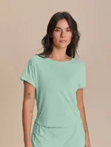 Remera deportiva de manga corta con calce holgado, cuello redondo y abertura en la espalda para mayor ventilación. Confeccionada en poliamida de alta calidad con tecnología de secado rápido.