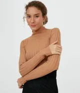 Blusa de punto acanalado marca Blue Steel, con cuello alto y mangas largas. Confeccionada en tejido retilínea de textura acanalada.