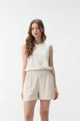 Short beige de lino con cintura elástica fruncida y diseño holgado.