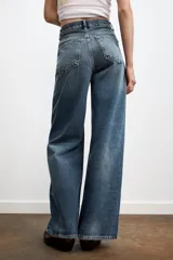 Jeans de mujer tiro alto, color celeste claro lavado, con cinco bolsillos y pierna extra ancha y larga.