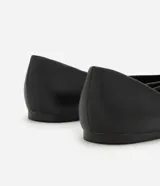 Chatitas de cuero negro con diseño de punta fina y taco bajo, estilo bailarina.