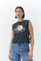 Musculosa Roxy modelo Line Up de color negro, con diseño sin mangas, cuello redondo y corte corto. Cuenta con un estampado frontal gráfico estilo vintage que incluye la palabra "Roxy", palmeras y un sol, acompañado del texto "sunsets chaser".
