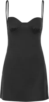 Vestido corto negro con breteles finos, corte entallado y falda suelta.