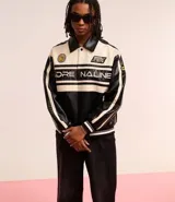 Campera masculina de cuero sintético, modelo boxy, con cuello inglés, manga larga, estampa lettering, detalles contrastantes, bolsillos y cierre por cremallera.