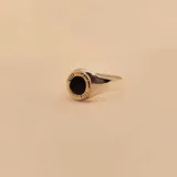 Anillo de plata 925 y oro 9k con piedra de ónix redonda.