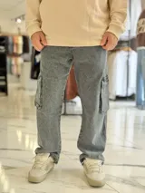 Pantalón cargo de jean gris con efecto acid wash, corte holgado y bolsillos laterales en las piernas.