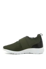 Championes deportivos Topper Sur de color negro con suela blanca, capellada de malla transpirable y tira de ajuste con velcro en el empeine con la marca grabada.